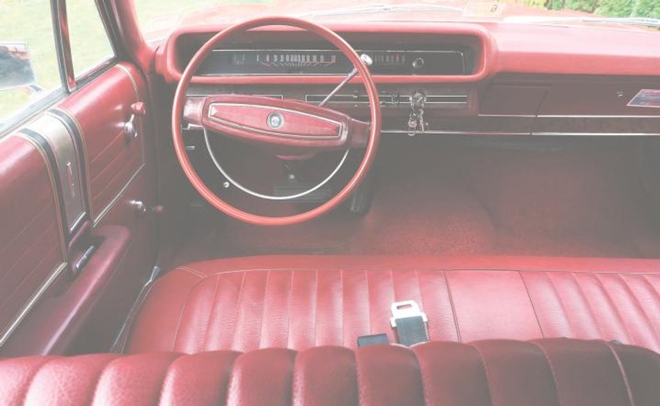 Wnętrze rzuca na kolana – idealny stan skór, przestrzeń, wygoda i ta czerwień!