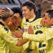 Shinji Kagawa i Robert Lewandowski (w środku) po zdobyciu drugiej bramki w meczu z Werderem Brema (2