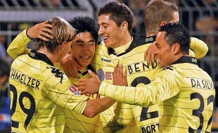 Shinji Kagawa i Robert Lewandowski (w środku) po zdobyciu drugiej bramki w meczu z Werderem Brema (2