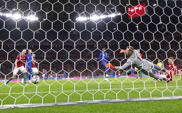 Raheem Sterling strzela gola w meczu Węgry-Anglia