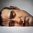 Ron Mueck przyszedł do sztuki ze świata filmowych efektów specjalnych. Jego rzeźby są tak realistycz