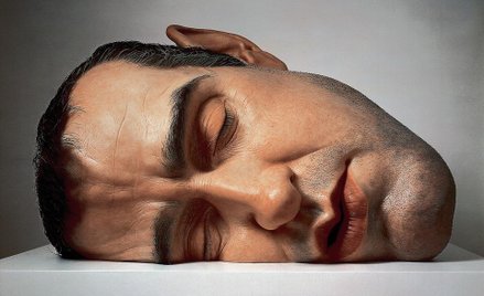 Ron Mueck przyszedł do sztuki ze świata filmowych efektów specjalnych. Jego rzeźby są tak realistycz