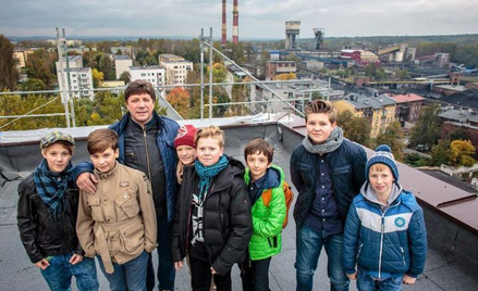Robert Talarczyk na dachu bloku, z którego oglądał wydarzenia w kopalni Wujek. Teraz z młodymi aktor