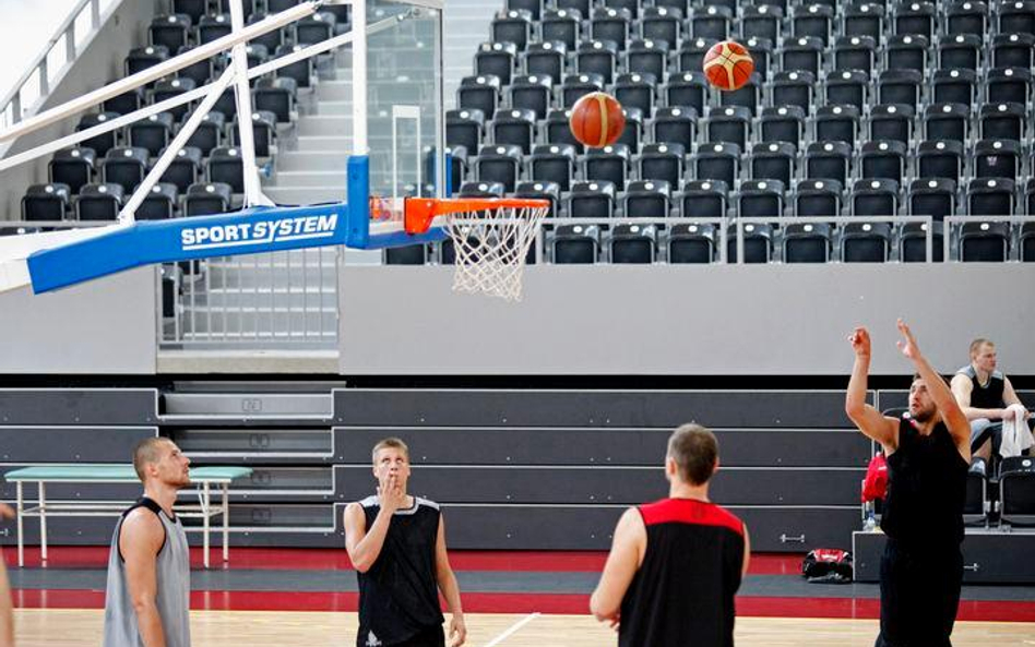 Trzynastu zawodników kadry koszykarzy ćwiczy w Legionowie