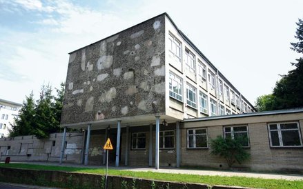 Murszejące dziedzictwo: mozaika Gabriela Rechowicza na ścienie dawnej Szkoły Rzemiosł