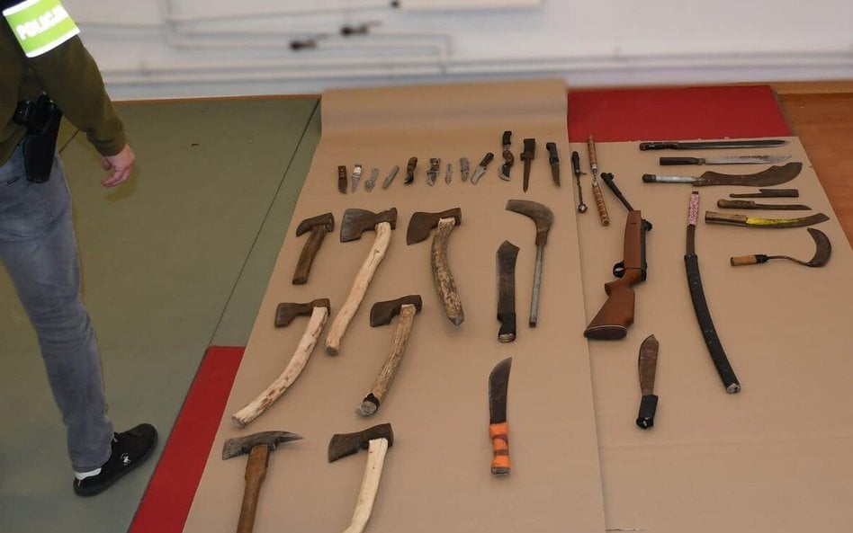 Takie przedmioty policjanci z Garwolina zabezpieczyli w domu 14-letniego chłopaka