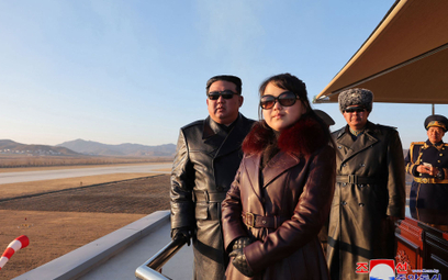 Kim Dzong Un z córką w czasie wizytowania jednostki Sił Powietrznych
