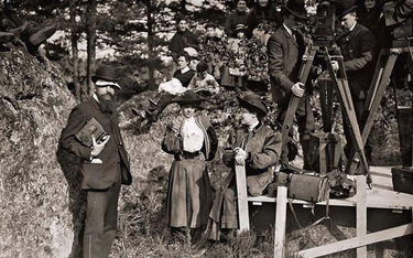 Alice Guy-Blaché (w środku, siedzi) podczas kręcenia filmu „Życie Chrystusa”, 1906