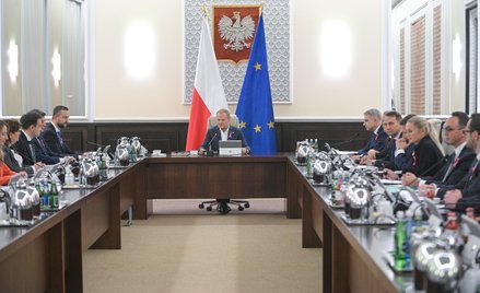 Donald Tusk prezentuje projekt "Odzyskać kontrolę. Zapewnić bezpieczeństwo. Kompleksowa i odpowiedzi