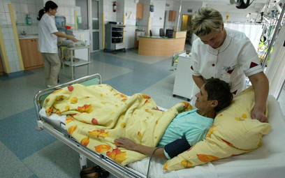 Szpitale oszczędzają na pielęgniarkach