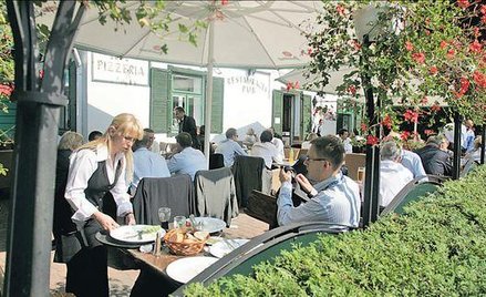 Kelnerki w Krynicy miały ręce pełne roboty. Mimo to błękitne kołnierzyki czekały na podanie obiadu n