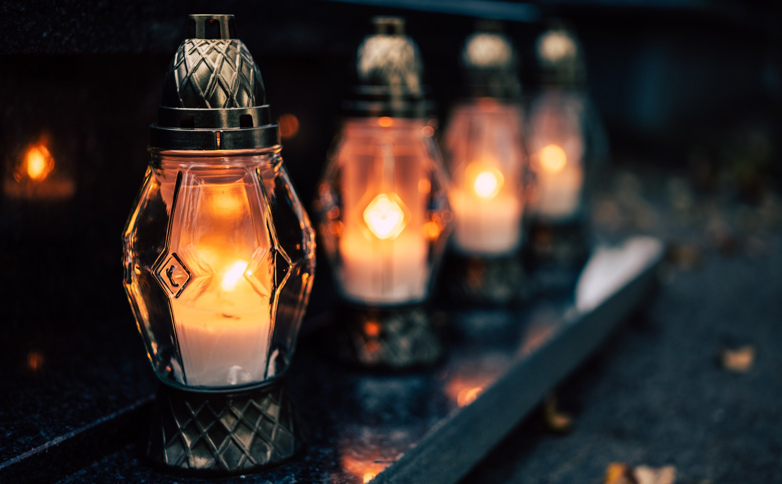 Znicze solarne: wygoda, ekologia i... problem dla samorządów