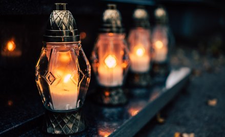 Znicze solarne działają zdecydowanie dłużej od tradycyjnych. Problemy pojawiają się, gdy taki znicz 