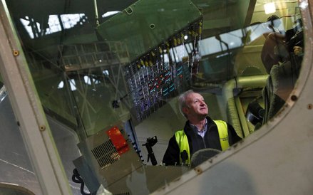 David Burns, główny pilot oblatywacz w kokpicie Airlandera