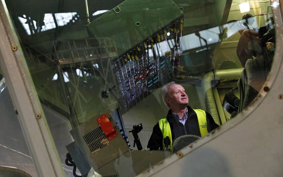 David Burns, główny pilot oblatywacz w kokpicie Airlandera