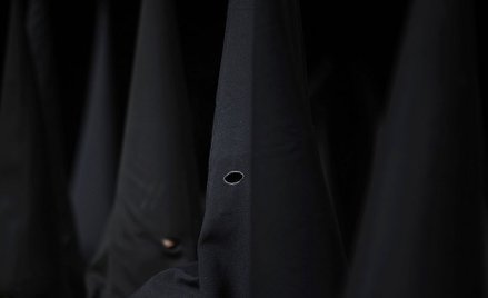 Wielki tydzień w Hiszpanii. Kim są zakapturzeni uczestnicy procesji?