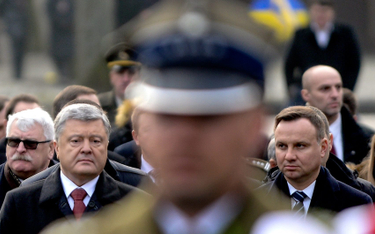 Prezydenci Poroszenko i Duda na cmentarzu w Charkowie oddają hołd polskim oficerom zamordowanym prze