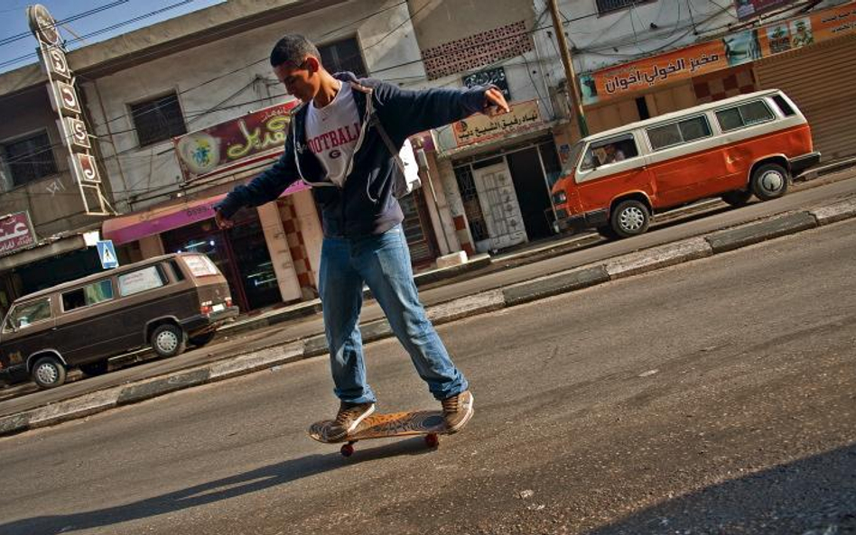 Ahmed Rezek, pierwszy skater Gazy, czasem odważy się przejechać po ulicach, na których nie obowiązuj