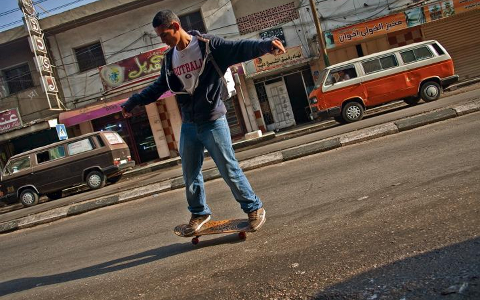 Ahmed Rezek, pierwszy skater Gazy, czasem odważy się przejechać po ulicach, na których nie obowiązuj