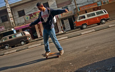 Ahmed Rezek, pierwszy skater Gazy, czasem odważy się przejechać po ulicach, na których nie obowiązuj