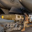 Operacja Hawkeye Strike. Amerykański żołnierz mocuje bombę kierowaną GBU-31 do samolotu F-15E Strike
