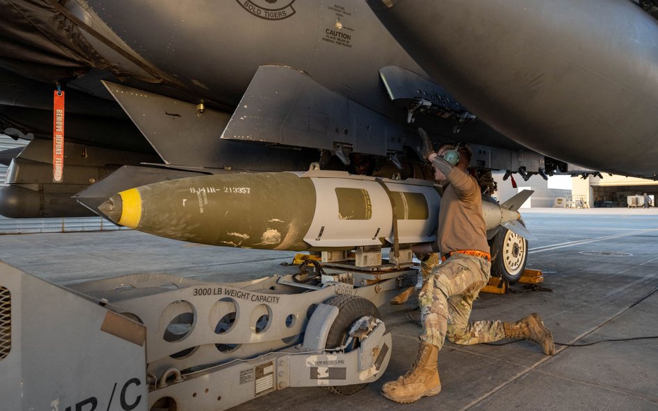 Operacja Hawkeye Strike. Amerykański żołnierz mocuje bombę kierowaną GBU-31 do samolotu F-15E Strike