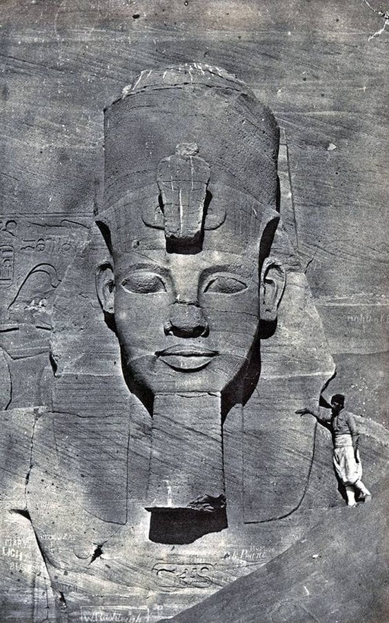 Abu Simbel – środkowy kolos, ok. 1850. Fot. Maxime Du Camp /Dział Sztuki, Grafiki i Fotografii im. M