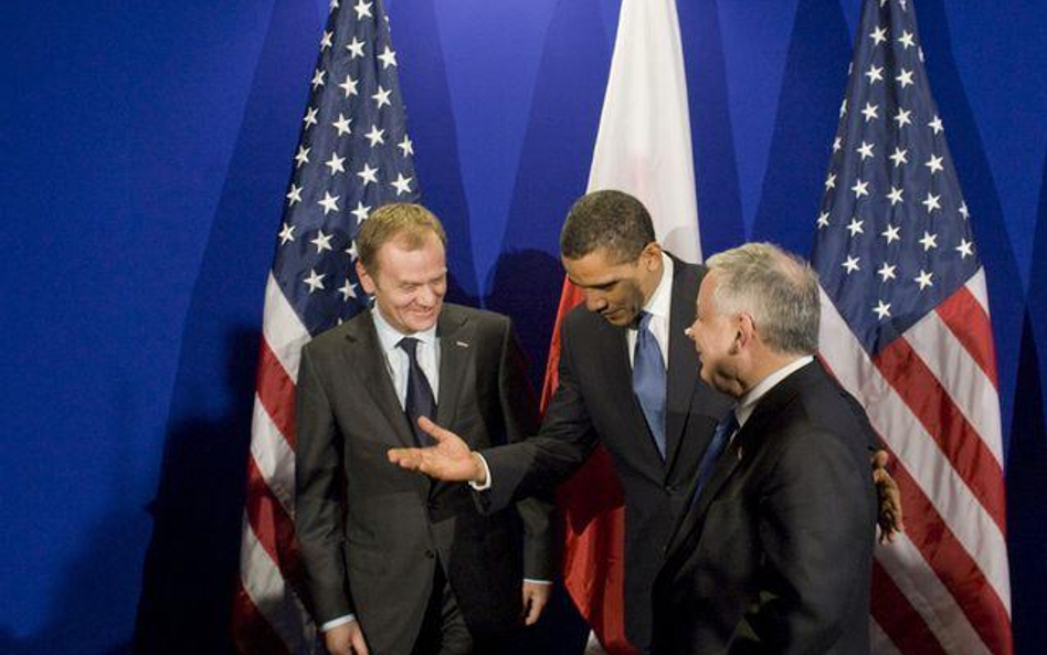 Donald Tusk i Lech Kaczyński po spotkaniu z Barackiem Obamą