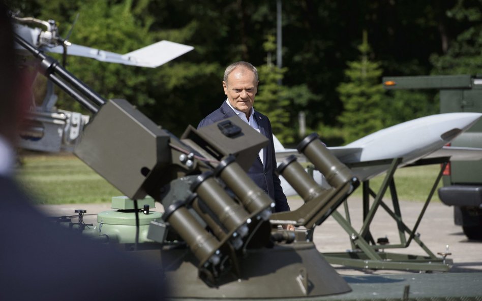 30 lipca Donald Tusk odwiedził Instytut Techniczny Wojsk Lotniczych w Warszawie, gdzie pokazano mu n