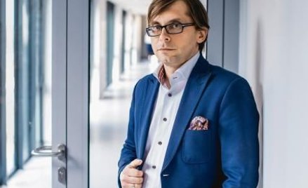 Maciej Adamczyk jest członkiem zarządu spółki XTPL, zajmującej się drukiem nanomateriałów.