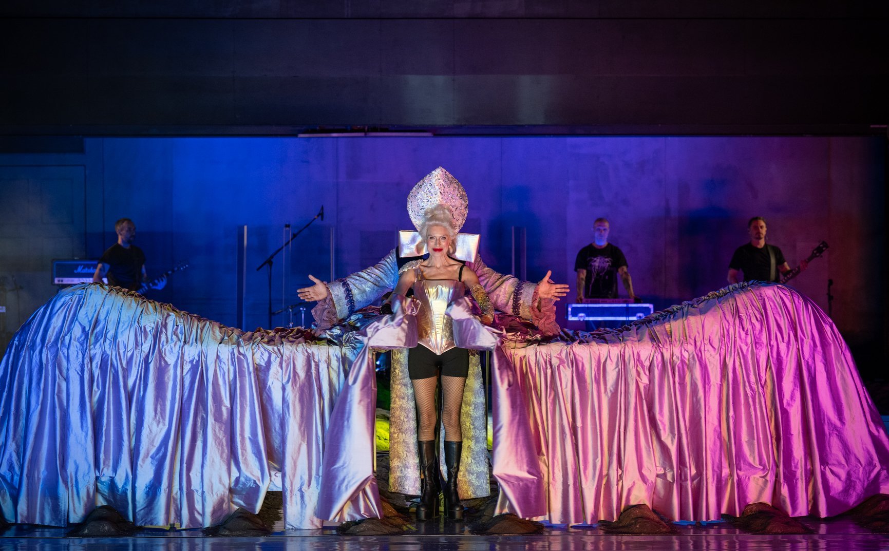 Dron i Nergal na premierze u Klaty. Spektakl w Narodowym dla Grzegorza Brauna