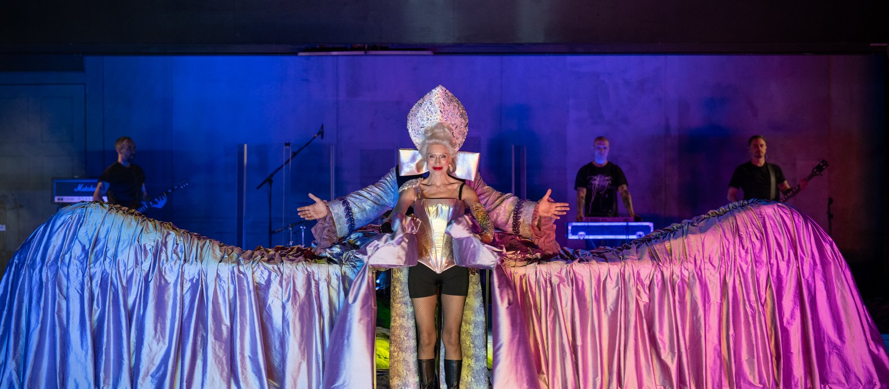 Dron i Nergal na premierze u Klaty. Spektakl w Narodowym dla Grzegorza Brauna