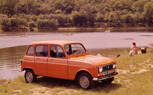 Oryginalny Renault 4, model z 1975 roku