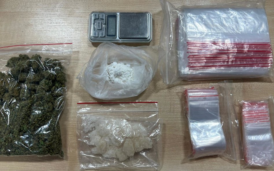 Oprócz narkotyków policjanci zabezpieczyli przedmioty ułatwiające ich dystrybucję