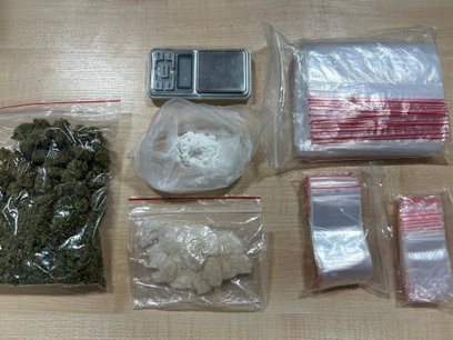 Oprócz narkotyków policjanci zabezpieczyli przedmioty ułatwiające ich dystrybucję