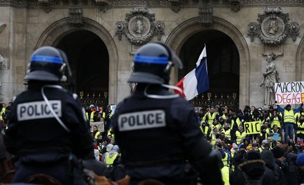 Francja: Po żółtych kamizelkach czas na niebieskie? Protest policji