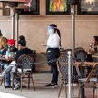 Od 25 stycznia restauracje i kawiarnie w Kalifornii (na zdjęciu Los Angeles) mogą obsługiwać klientó