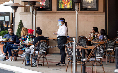 Od 25 stycznia restauracje i kawiarnie w Kalifornii (na zdjęciu Los Angeles) mogą obsługiwać klientó