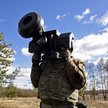 Ukraiński żołnierz z przenośnym zestawem Javelin