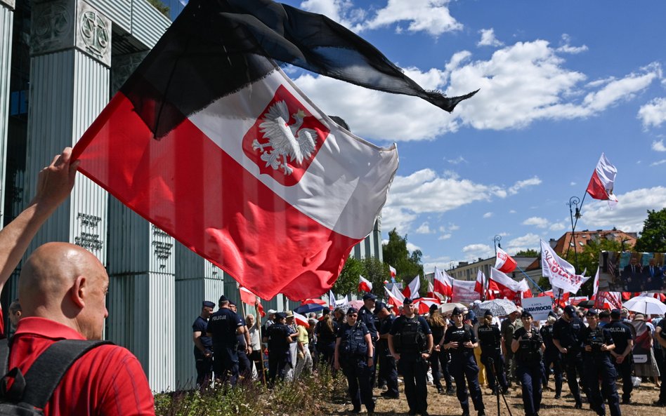 Demonstracja przed gmachem Sądu Najwyższego w Warszawie