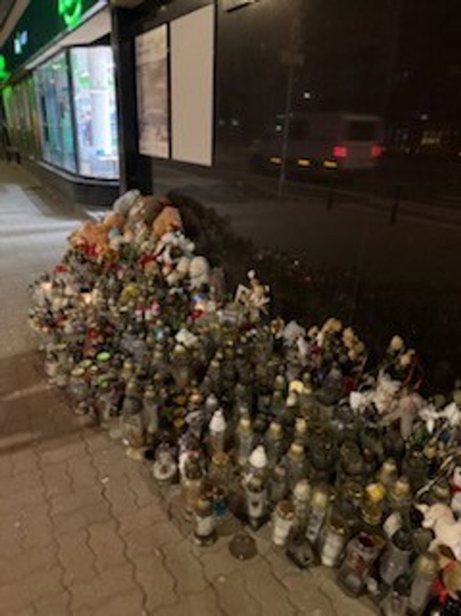 Miesiąc po tragicznym wypadku, w którym zginą 6-lenti chłopczyk, wciąz płoną znicze a okoliczni mies