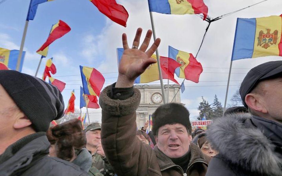 Zwolennicy opozycyjnego ruchu „Godność i Prawda” manifestują przed siedzibą rządu w Kiszyniowie