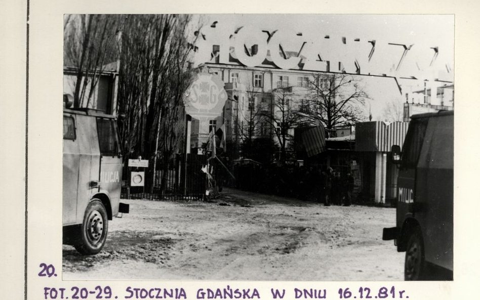 16 grudnia do Stoczni Gdańskiej im. Lenina wkroczyło wojsko wspomagane m.in. czołgami.
