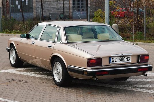 Limuzyna w kapitalnym, szampańskim kolorze jest bardzo elegancka i rzuca się w oczy.