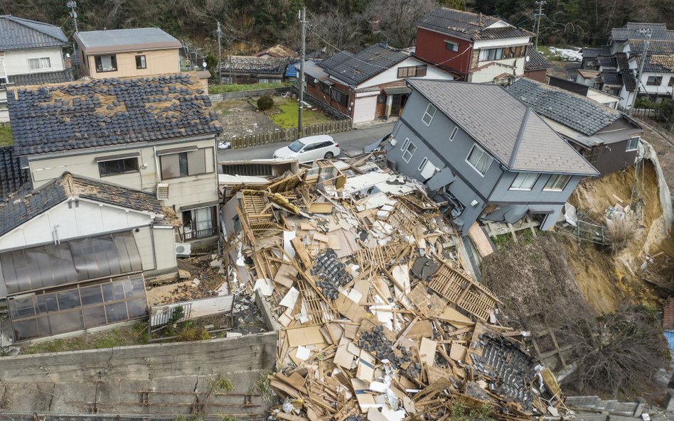 Skutki poniedziałkowego trzęsienia ziemi w Japonii