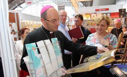 Prymas Polski Wojciech Polak na targach Sacroexpo.
