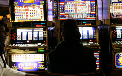 Działające poza prawem automaty do gier hazardowych są też stawiane w małych miejscowościach i coraz