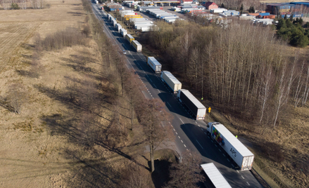 Kolejka tirów przed białoruską granicą w Koroszczynie w miniony weekend liczyła kilkanaście kilometr