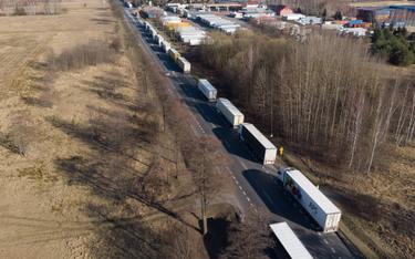 Kolejka tirów przed białoruską granicą w Koroszczynie w miniony weekend liczyła kilkanaście kilometr