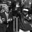 Victor Willis na scenie razem z prezydentem USA Donaldem Trumpem i Jamesem Kwongiem podczas występu 